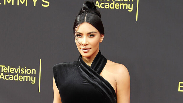 Oih, Kim Kardashian nauttii sinkkuudestaan söpöissä pinkeissä rintsikoissa! Kim Kardashian