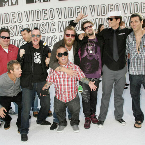 Enemmistö Jackass-porukasta on tehnyt uuden elokuvan, joka julkaistaaan syyskuussa. Kuva All Over Press. The cast of 'Jackass' including Dave England, Preston Lacy, Ehren McGhehe, Ryan Dunn, Wee Man, Bam Marjera, Johnny Knoxville and Steve-O arrive at the MTV Video Music Awards held at the Nokia Theater in Los Angeles on September 12, 2010. Photo by Francis Specker