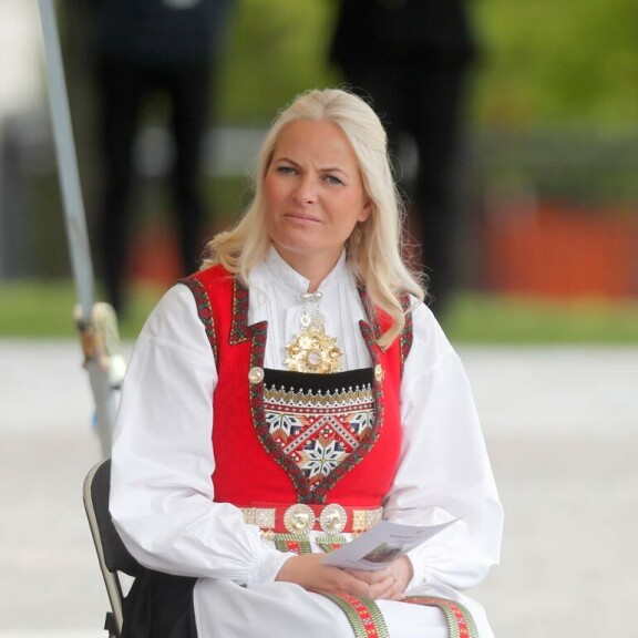 Mette-Maritin vaikea nuoruus,  kariutunut avioliitto ja yksinhuoltajuus eivät  norjalaisten mielestä istuneet  hovin arvokkuuteen. Mette-Maritin vaikea nuoruus,  kariutunut avioliitto ja yksinhuoltajuus eivät  norjalaisten mielestä istuneet  hovin arvokkuuteen.