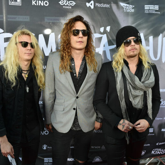 Laulajan kännisekoilut olivat muille yhtyeen jäsenille liikaa maaliskuussa 2018, kun he lähtivät bändistä kesken kiertueen. Kuvassa Mitja Toivanen, Joonas Parkkonen ja Arttu Kuosmanen. Teit meistä kauniin -elokuvan kutsuvierasensi-ilta.  Kuvassa Middy Cruz eli Mitja Toivonen, Johnny Cruz eli Joonas Parkkonen ja Archie Cruz eli Arttu Kuosmanen - Santa Cruz.  Seiska / Ari Lahti.