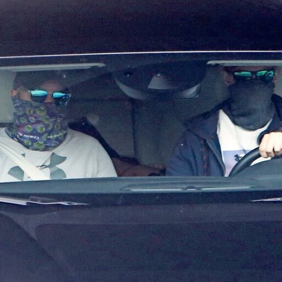 Seiskan kuvaaja ikuisti naamiopoliisit ja Sofian poistumassa Helsingin käräjäoikeudesta heinäkuussa 2019. Seiskan kuvaaja ikuisti naamiopoliisit ja Sofian poistumassa Helsingin käräjäoikeudesta heinäkuussa 2019.