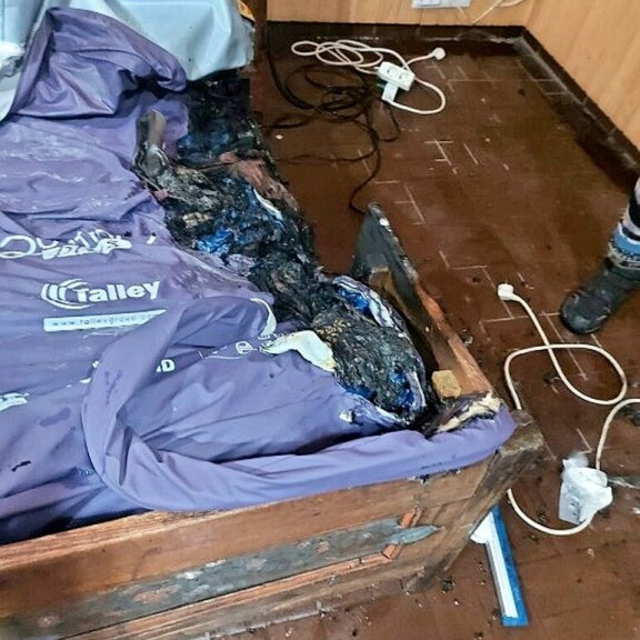 Näin pahasta paikasta Juhani kiidätettiin sairaalaan. Näin pahasta paikasta Juhani kiidätettiin sairaalaan, jossa hän oli yhä tämän lehden painoon mennessä vakavassa vaarassa.