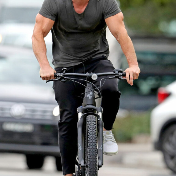 Könsikäs katseli tuimasti eteensa pyöräillessään. chris hemsworth pyöräilevät 2