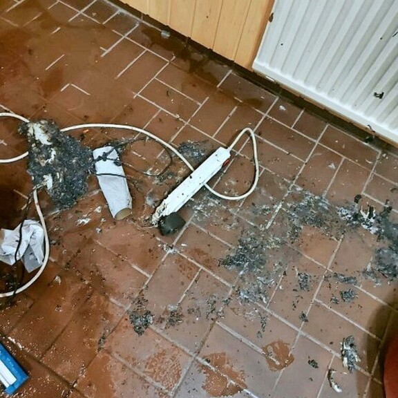Tuhon jäljiltä tiililattiaa koristi sulanut sähköroina. Tuhon jäljiltä tiililattiaa koristi sulanut sähköroina.