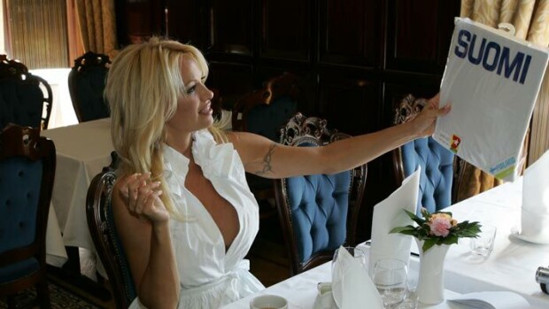 Vanajanlinna tyhjennettiin Pamela Andersonin takia! Baywatch-kaunotar hörppi kossua Hämeenlinnassa – kuva! Pamela Anderson