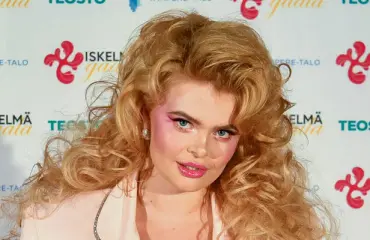 Syntisten pöydän seksikäs siivooja! Erikan Vikman pahoittelee käytöstään yläosattomissa: ”Sori”