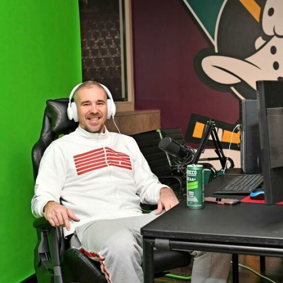 Aleksi juontaa Valavuori LIVE -ohjelmaansa studionsa green screeniä vasten. Sen avulla hän saa luotua ohjelmastaan juuri sen näköisen kuin haluaa. Aleksi juontaa Valavuori LIVE -ohjelmaansa studionsa green screeniä vasten. Sen avulla hän saa luotua ohjelmastaan juuri sen näköisen kuin haluaa.