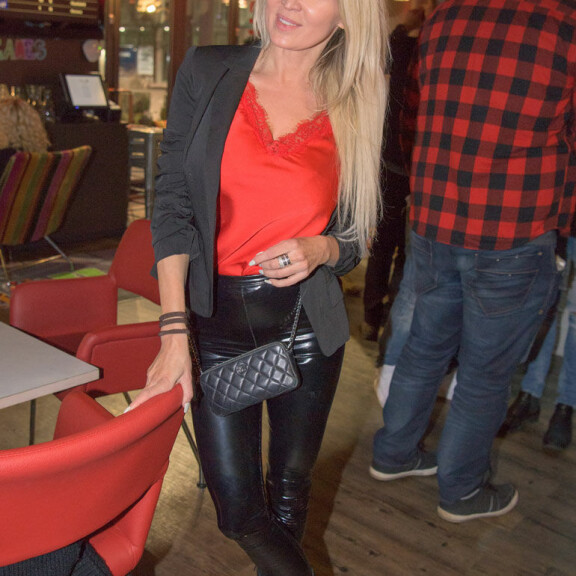 Susanna viihtyy sinkkuna. Kuva Timo Korhonen. 20180209, Helsinki. Ravintola Mempihs Kampin 9-vuotis syntymäpäivät. Timo Korhonen / Seiska