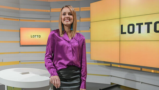 Radiojuontaja Suvi Hartlin hurmaa jälleen - poseeraa yläosattomissa: 'Kleopatra on palannut' Suvi Hartlin