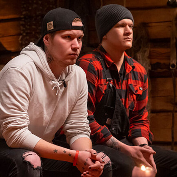 Mikalla (kuvassa vasemmalla) ei ole hirveästi sanottavaa tämän illan iltanuotiolla. Kenties eilisillan ryyppäämisellä on vaikutusta asiaan? Temptation island suomi Mika