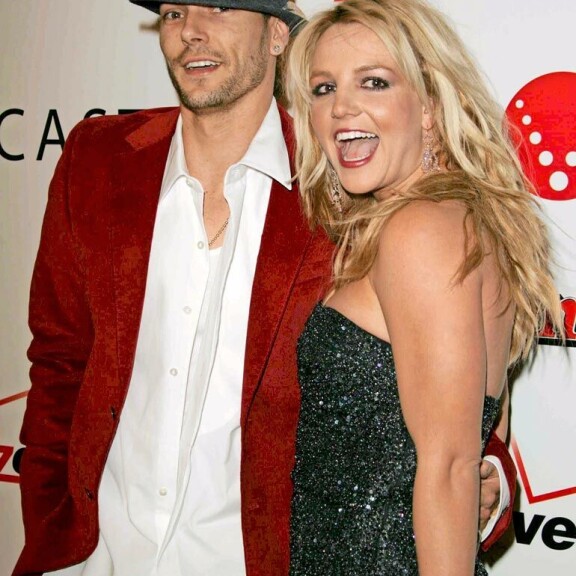 Kohautti Helsingissä, ajoi päänsä kaljuksi ja rakastui onnenonkijaan – muistatko nämä skandaalit Britney Spearsin uralta? Kevin ja Britney