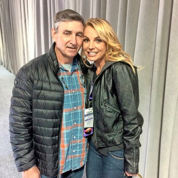 Britney Spears romahti isänsä holhottavaksi - kohudokumentti maalaa likaisen kuvan supertähden taustajoukoista Isä ja Britney