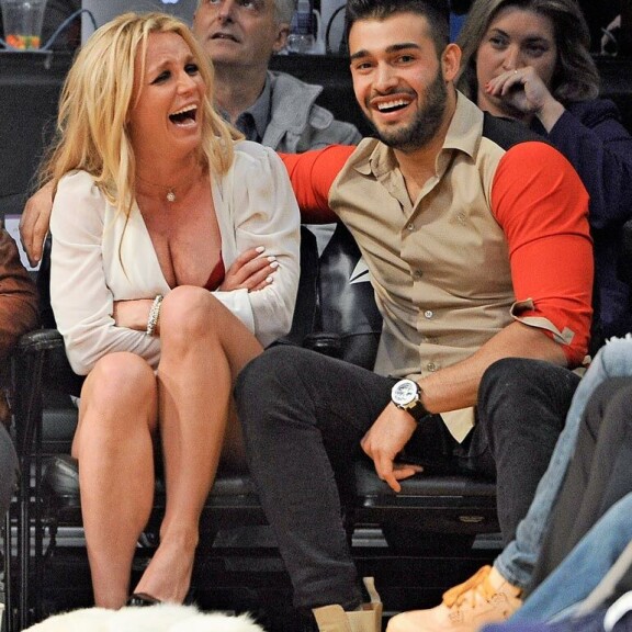 Britney Spears romahti isänsä holhottavaksi - kohudokumentti maalaa likaisen kuvan supertähden taustajoukoista Britney ja Sam