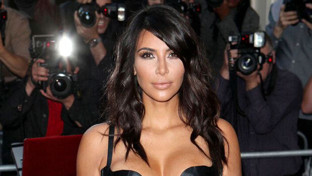 Mikä nakunäky! Sinkkuna viihtyvä Kim Kardashian pukeutui pelkkiin sukkahousuihin! Kim Kardashian