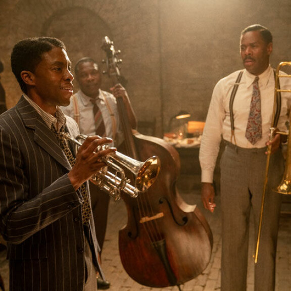 Chadwick Boseman elokuvassa Ma Rainey’s Black Bottom. MA RAINEY'S BLACK BOTTOM, from left: Glynn Turman, Chadwick Boseman, Michael Potts, Colman Domingo, 2020. ph: David Lee / © Netflix / Courtesy Everett Collection