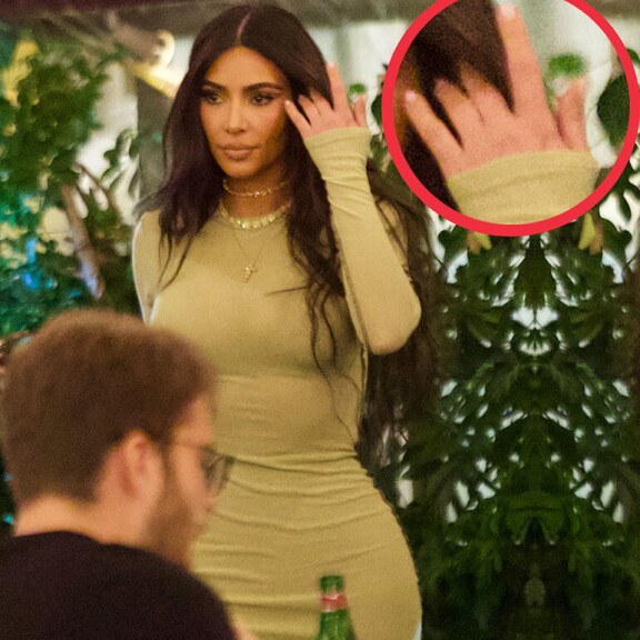 Mikä nakunäky! Sinkkuna viihtyvä Kim Kardashian pukeutui pelkkiin sukkahousuihin! Kim Kardashian