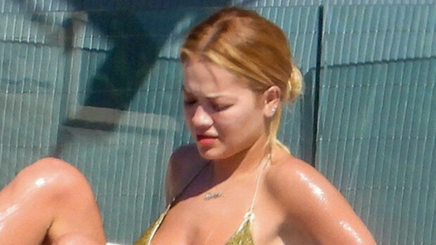 Jumalaisen kaunis auringonpalvoja! Laulaja Rita Oran muodot eivät jää kenellekään kakkoseksi – katso hikisen kuumat bikinikuvat Rita Ora, aop