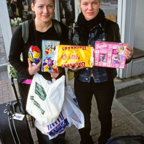 Shoppailureissun antia olivat korut, esiintymisvaatteet ja tuliaiset poikaystäville ja perheille. Shoppailureissun antia olivat korut, esiintymisvaatteet ja tuliaiset poikaystäville ja perheille.