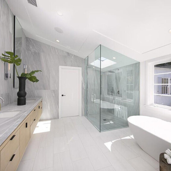 Justin Bieber menetti yli puoli miljoonaa dollaria talokaupoissaan - megatähti myi huonekalunsakin: katso kuvat ökykartanosta! Justin Bieberin talo myytiin