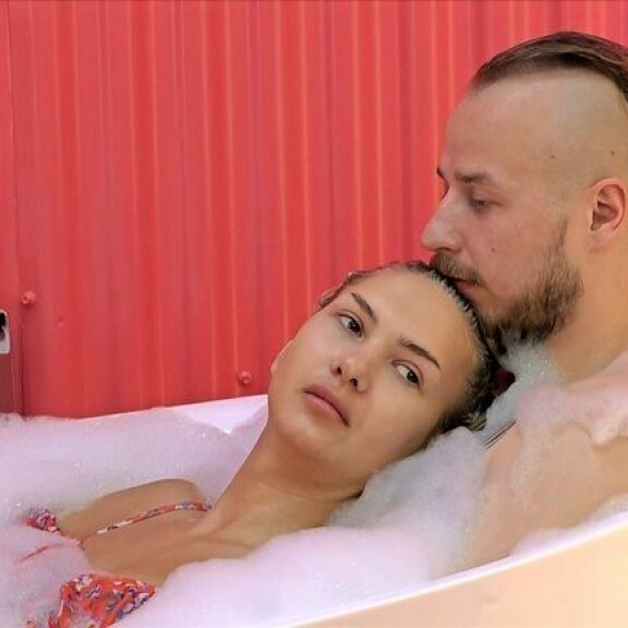 BB-talossa syntynyt pari tapaili toisiaan vielä tovin ohjelman jälkeen. He viettivät muun muassa yhteisen uudenvuoden. BB-talossa syntynyt pari tapaili toisiaan vielä tovin ohjelman jälkeen. He viettivät muun muassa yhteisen uudenvuoden.