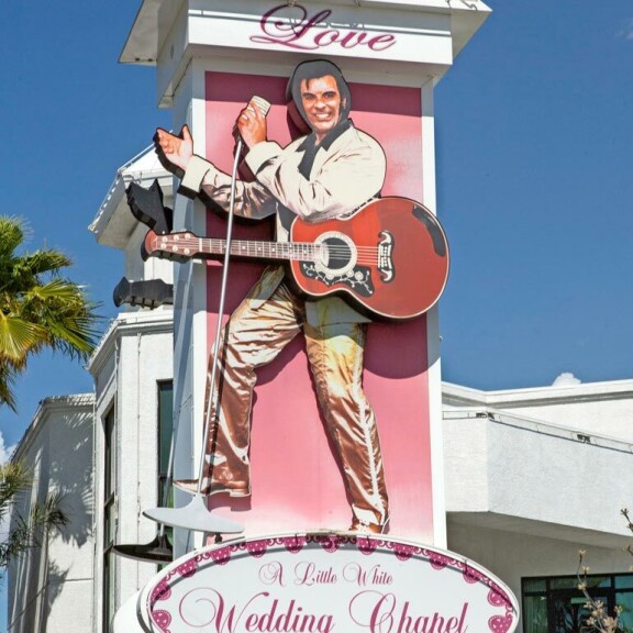 Pikavihkiminen onnistuu Las Vegasissa helposti. Danny ja Erika kävivät huvikseen katsastamassa tienvarsikirkon, jossa papin aamenen olisi lausunut itse Elvis Presley! Pikavihkiminen onnistuu Las Vegasissa helposti. Danny ja Erika kävivät huvikseen katsastamassa tienvarsikirkon, jossa papin aamenen olisi lausunut itse Elvis Presley!
