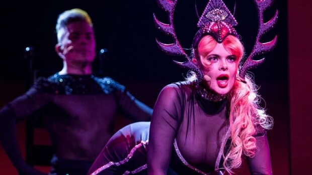 Nyt jysähti! Yle julkaisi historiallisen kuumaa kuvamateriaalia: Erika Vikman kontillaan jättipovi pullahtamispisteessä – illan UMK21-finaalista tulossa superseksikäs show! UMK21-finaali - Antti Tuisku & Erika Vikman.