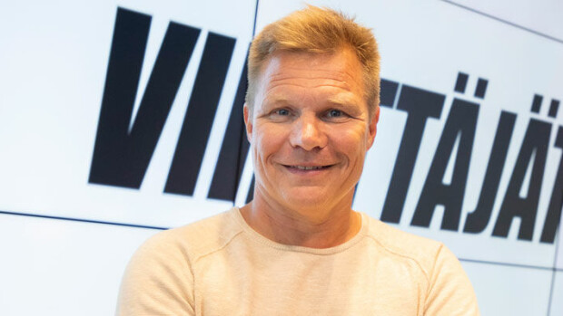 Sinkuksi sujahtaneella Mika Salolla kainalossa sunnuntaiseuralainen! Entinen F1-kuljettaja karvaisten kamujen keskellä - kaikki eivät mahtuneet kuvaan mukaan mika salo. Kuva Matti Matikainen.