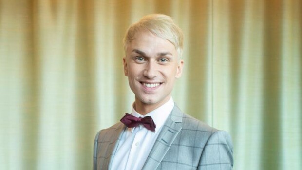 Viikon Kääk!-juorut: Vain lumi pöllysi! Putous-juontaja Christoffer Strandberg huristeli näyttävällä autolla – kuva! Christoffer Strandberg
