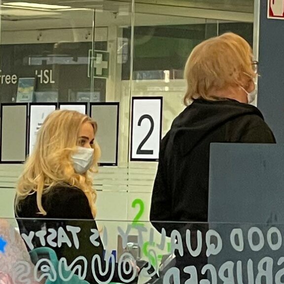 Kohuparilla vapaapäivä kokkauksesta! Helmi Loukasmäki ja Danny hakivat kassillisen pikaruokaa – kuva! Danny ja Helmi