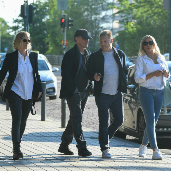 Pariskunta vietti viime kesänä aikaa Hollywood-tähti Robert Knepperin, 60, ja tämän Tori-vaimon kanssa. Kuva Panu Hörkkö. mika salo henna pihlaja robert knepper tori knepper. panu hörkkö