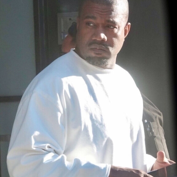 Kaksikko on ollut asumuserossa jo tovin. Kanye on majaillut 11,3 miljoonan euron arvoisella Wyomingin-maatilalla, jossa on myös karjaa. Nyt hän on kuitenkin palannut Kaliforniaan. Kanye West