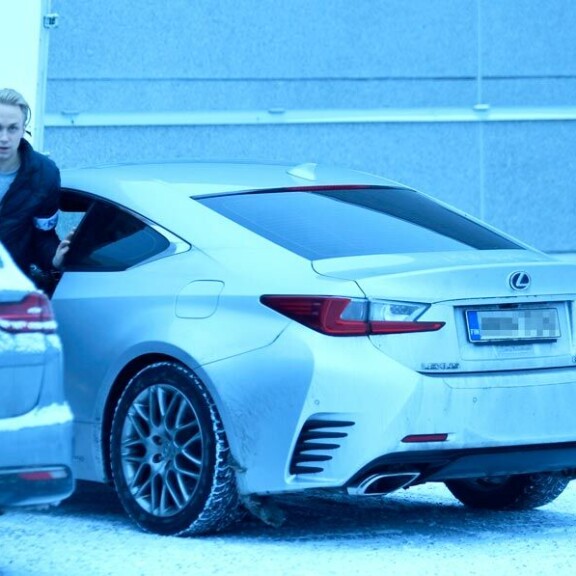 Viikon Kääk!-juorut: Vain lumi pöllysi! Putous-juontaja Christoffer Strandberg huristeli näyttävällä autolla – kuva! Christoffer Strandberg