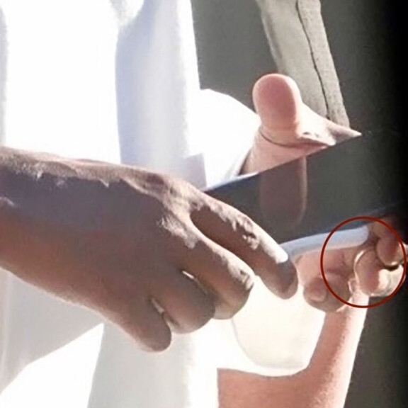 Kanye paparazzattiin 18.2. ja paljastui, että räppäri käyttää edelleen vihkisormusta. Kanye West