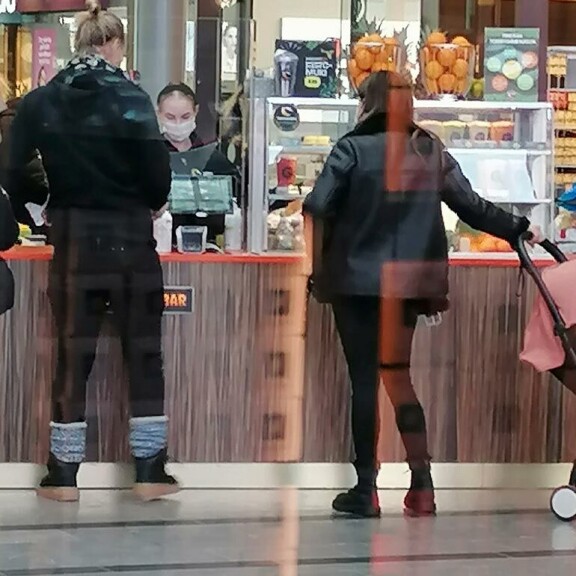 Viikon Kääk!-juorut: Vain lumi pöllysi! Putous-juontaja Christoffer Strandberg huristeli näyttävällä autolla – kuva! Jukka ja Chachi