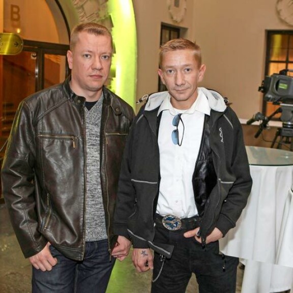 Viikon Kääk!-juorut: Vain lumi pöllysi! Putous-juontaja Christoffer Strandberg huristeli näyttävällä autolla – kuva! Matti ja Simo Silmu