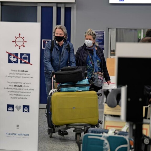 Viikon Kääk!-juorut: Vain lumi pöllysi! Putous-juontaja Christoffer Strandberg huristeli näyttävällä autolla – kuva! Pepe Willberg