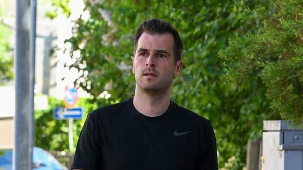 Kultasandaaleissa tyrmään! Niko Ranta-aho lennätettiin Suomeen – paljastavat kuvat Seiskassa! Niko Ranta-aho