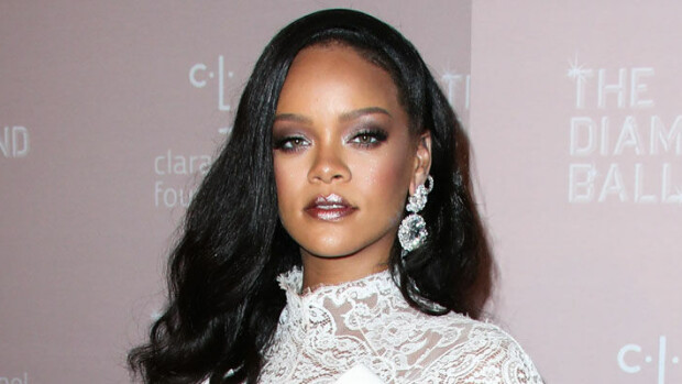 Tätä povea ei häikäise mikään! Rihannan uhkeat muodot puskevat esiin käden suojista – katso kuva yläosattomasta laulajasta Rihanna