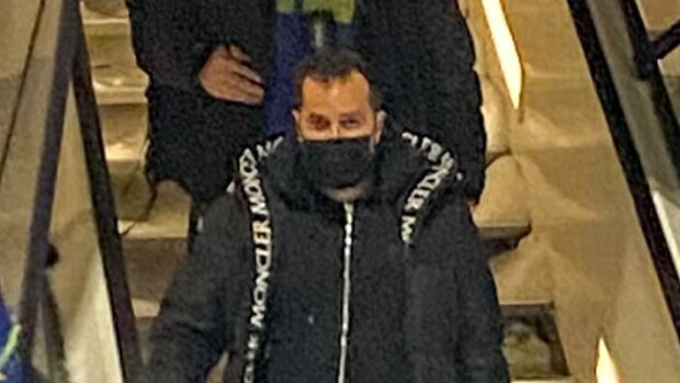 Tonnin takki ja 300 euron läpsyttimet! Katso kuvat Suomeen lennätetyn Niko Ranta-ahon matkustustyylistä Niko Ranta-aho