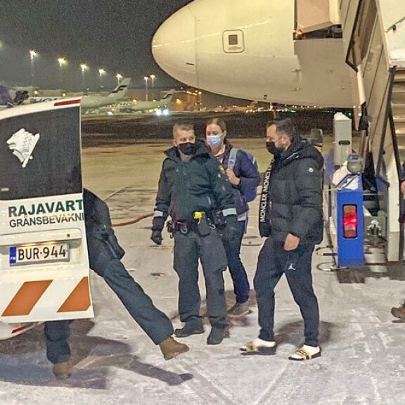 Siviilipoliisit saattelivat kohuliikemiehen heti koneen laskeuduttua rajavartiolaitoksen pakettiautomalliseen limusiiniin. Siviilipoliisit saattelivat kohuliikemiehen heti koneen laskeuduttua rajavartiolaitoksen pakettiautomalliseen limusiiniin.
