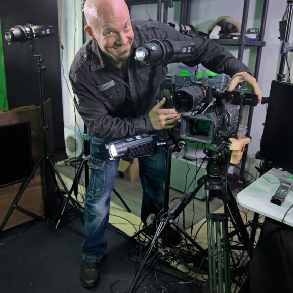 Keisari valtakunnassaan! Henry Aflechtin perustama Aurinkorannikon Mediakeskus tarjoaa vuokrakäyttöön modernin tv- ja äänitysstudion, missä laitteet ovat viimeisen päälle. Keisari valtakunnassaan! Henry Aflechtin perustama Aurinkorannikon Mediakeskus tarjoaa vuokrakäyttöön modernin tv- ja äänitysstudion, missä laitteet ovat viimeisen päälle.
