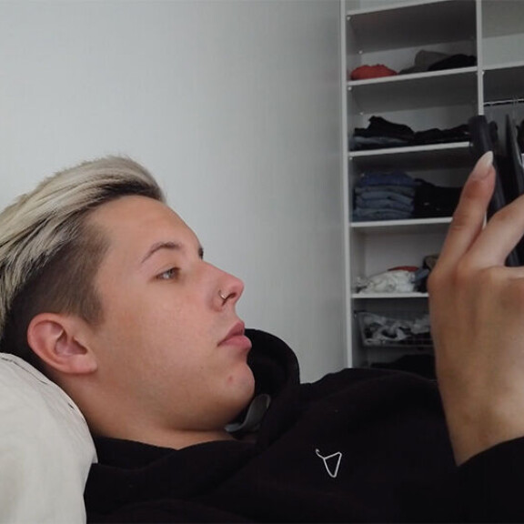 Tuure Boelius turhautuneena Iholla-sarjassa - etsii treffikumppania deittisovelluksesta tuloksetta: 'Missä on vanhat kunnon lavatanssit?!' Tuure Boelius