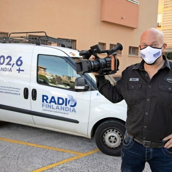 Radio Finlandian pakettiauto on tuttu näky Fuengirolan kaduilla. – Olen adhd-luonne, koko ajan tekemässä, Henry sanoo. Radio Finlandian pakettiauto on tuttu näky Fuengirolan kaduilla. – Olen adhd-luonne, koko ajan tekemässä, Henry sanoo.