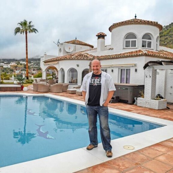 Henry asuu Fuengirolan kupeessa, Mijaksen pikkukylässä, ja viihtyy Espanjassa puolet vuodesta. Suomessa hänen tukikohtansa on Vantaalla. Henry asuu Fuengirolan kupeessa, Mijaksen pikkukylässä, ja viihtyy Espanjassa puolet vuodesta. Suomessa hänen tukikohtansa on Vantaalla.