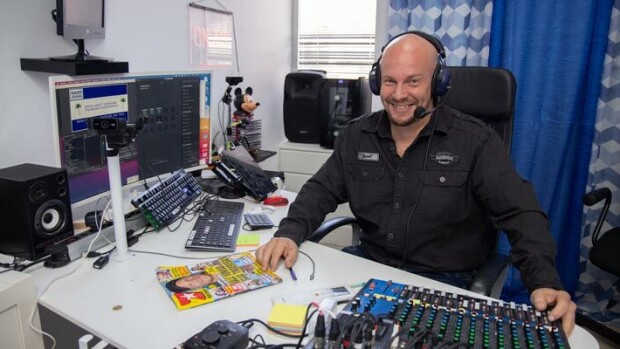 Miljonääri Henry Aflecht pyörittää radiota Aurinkorannikolla – ”Ei tämä mikään bisnes todellakaan ole” Henry Aflecht