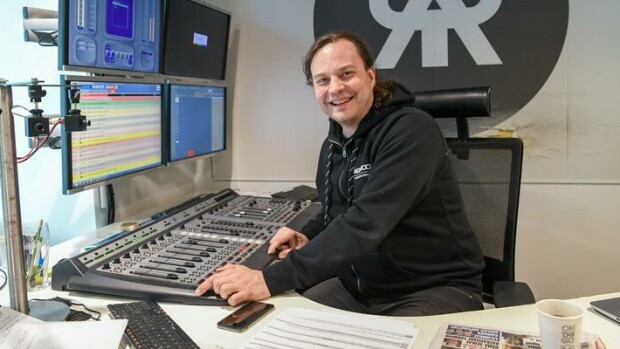 Radiojuontaja Harri Moisio joutui vaihtamaan kaupunkia töiden perässä – ”Tuolloin minusta tuli myös viikonloppuisä” Harri Moisio