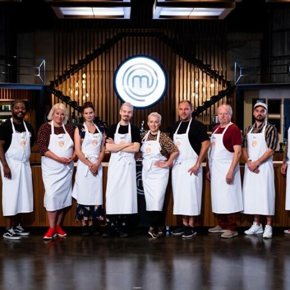 Maaliskuussa alkavasssa MasterChef VIP -ohjelmassa kisaavat Max Seeck (vas.), Seksikäs-Suklaa, Minna Kuukka, Olga Temonen, Miska Haakana, Anna Perho, Perttu Sirviö, Jarmo Koski, Voli ja Joel Harkimo. Maaliskuussa alkavasssa MasterChef VIP -ohjelmassa kisaavat Max Seeck (vas.), Seksikäs-Suklaa, Minna Kuukka, Olga Temonen, Miska Haakana, Anna Perho, Perttu Sirviö, Jarmo Koski, Voli ja Joel Harkimo.