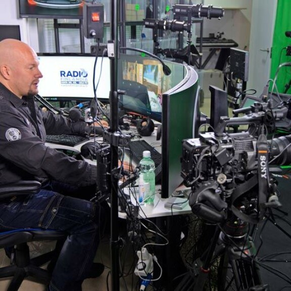 Henry osti itselleen Aurinkorannikolla liki 30 vuotta pyörineen perinteikkään Radio Finlandia -radiokanavan, joka kuuluu rannikolla taajuudella 102,6 MHz. Henry osti itselleen Aurinkorannikolla liki 30 vuotta pyörineen perinteikkään Radio Finlandia -radiokanavan, joka kuuluu rannikolla taajuudella 102,6 MHz.