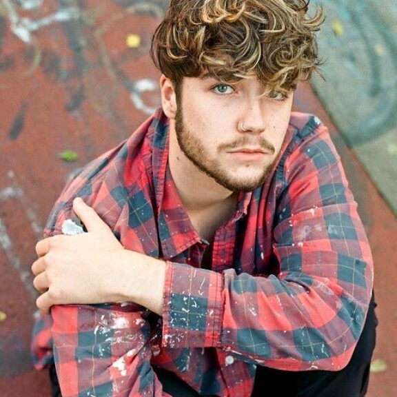 Nuorella ja komealla Lucaksella on levytyssopimus Sony Musicin kanssa. Lucas on julkaissut yhden albumin ja toinen on työn alla. Nuorella ja komealla Lucaksella on levytyssopimus Sony Musicin kanssa. Lucas on julkaissut yhden albumin ja toinen on työn alla.