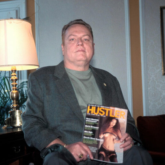 Aikuisviihdealan legendasta kertovassa elokuvassa häntä esittää näyttelijä Woody Harrelson. Larry flynt 1998